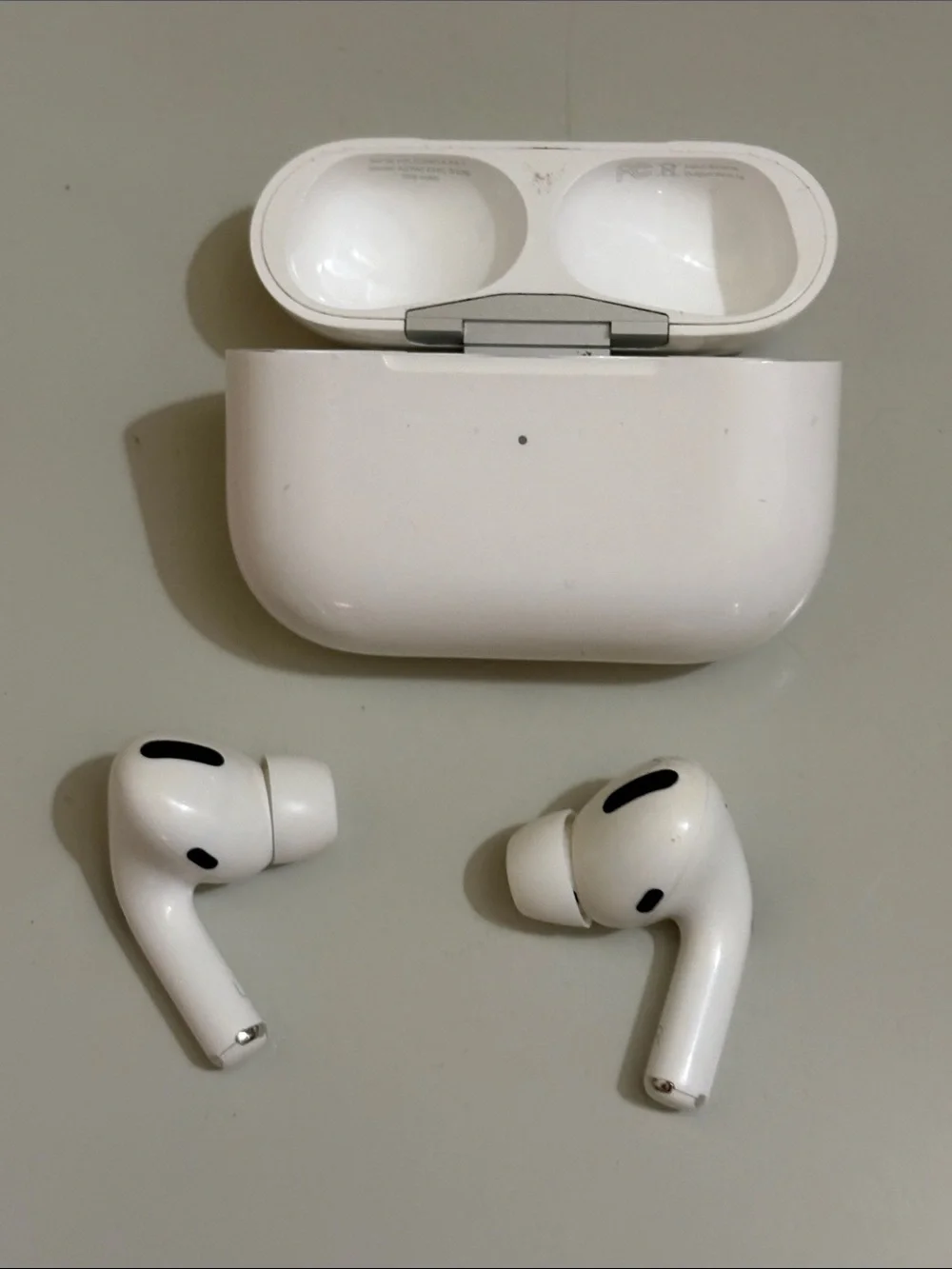 Apple White Wireless Earbuds with Charging Case first generation